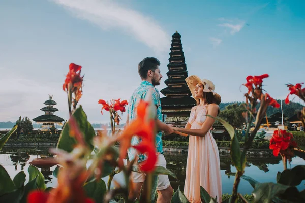 Cuplu petrecând timp la templul ulun datu bratan din Bali. Con — Fotografie, imagine de stoc