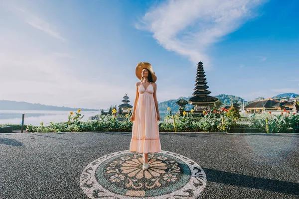 Vacker flicka som besöker Ulun Danu BRATAN templet i Bali. Con — Stockfoto