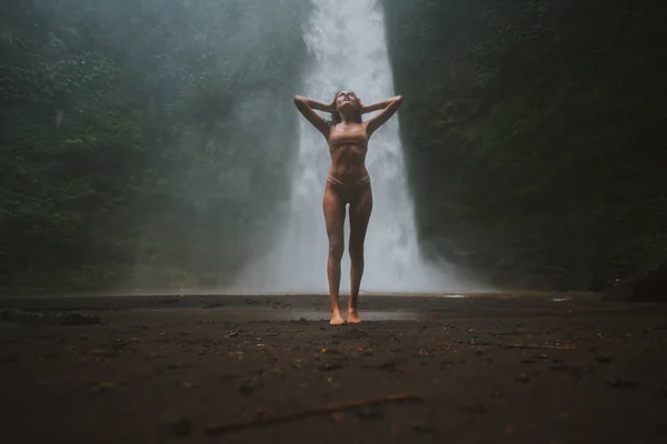 Beautiful girl having fun at the waterfalls in Bali. Concept abo — Stock Photo, Image