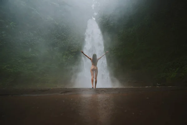 Hermosa chica divirtiéndose en las cascadas de Bali. Concepto abo —  Fotos de Stock