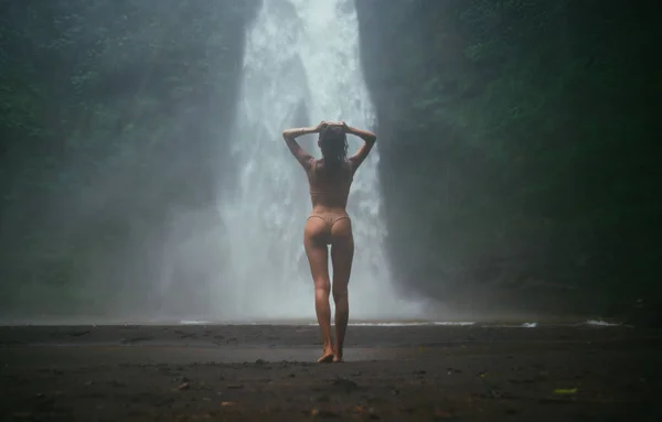 Gadis cantik bersenang-senang di air terjun di Bali. Abo Konsep — Stok Foto