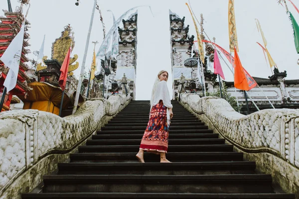 Belle Fille Passant Temps Porte Ciel — Photo