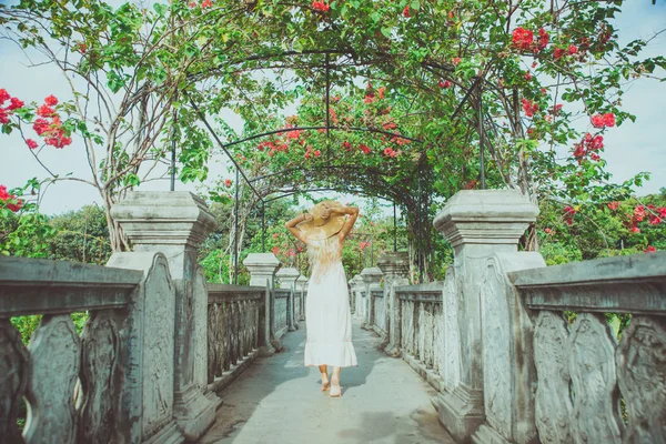Menina caucasiana bonita visitando o palácio de água em Bali — Fotografia de Stock