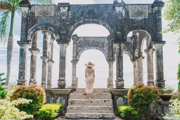 Belle fille caucasienne visitant le palais de l'eau à Bali — Photo