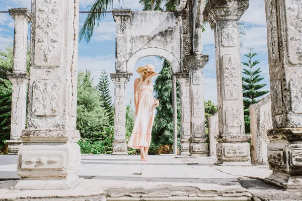 Schöne kaukasische Mädchen zu Besuch im Wasserpalast in bali — Stockfoto