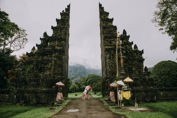 Mutlu çift Bali Handara kapısında vakit geçiriyor. Walkin — Stok fotoğraf