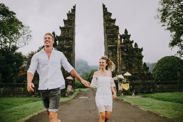 バリ島のハンダラの門で時間を過ごす幸せなカップル。散歩 — ストック写真