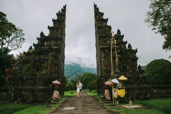 Happy par spenderar tid på Handara ' s Gate på Bali. Walkin — Stockfoto