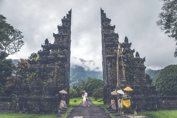 Happy couple spending time at the handara's gate in bali. walkin — Stock Photo, Image