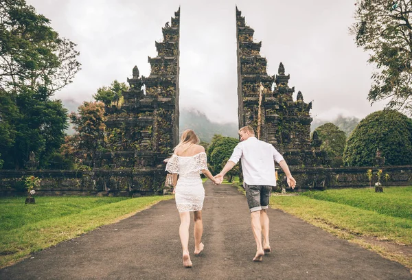 Szczęśliwa para spędza czas na bramie handary na Bali. Walkin — Zdjęcie stockowe