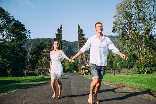 Happy couple spending time at the handara's gate in bali. walkin — Stock Photo, Image