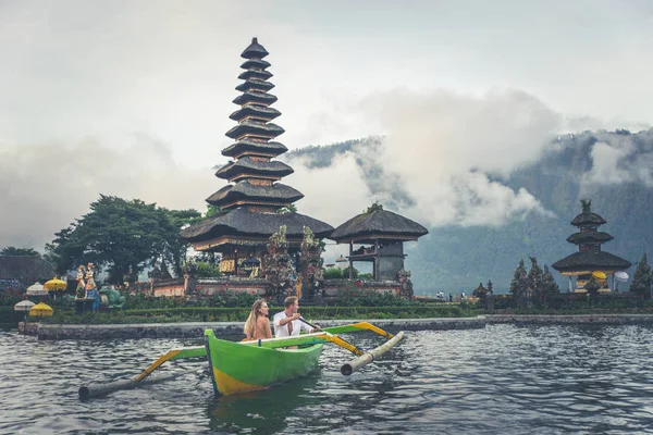 Happy young couple spending time at the ulun datu bratan temple — Stock Photo, Image