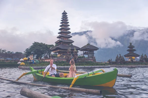 Happy Young par spenderar tid på Ulun Datu BRATAN Temple — Stockfoto