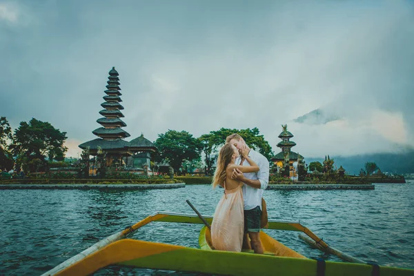 Happy Young par spenderar tid på Ulun Datu BRATAN Temple — Stockfoto