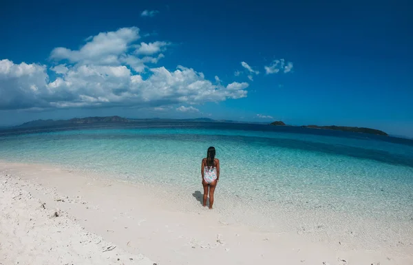 Beautiful woman enjoying the view on a tropical island in the ph — Stock Photo, Image