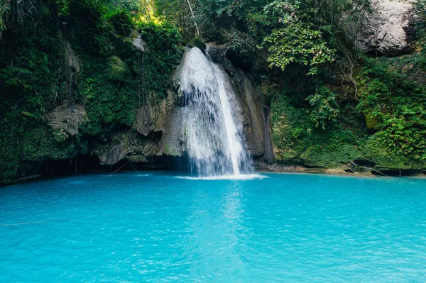 La cascada azul de Kawasan en cebu. La atracción principal en t — Foto de Stock