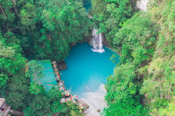 La cascada azul de Kawasan en cebu. La atracción principal en t — Foto de Stock