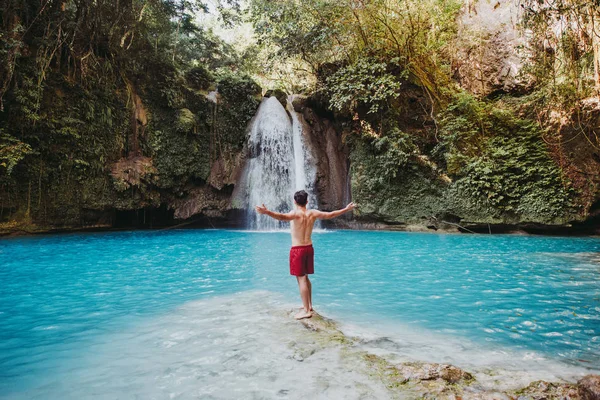 La cascada azul de Kawasan en cebu. La atracción principal en t — Foto de Stock