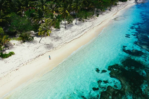 Homme debout sur la plage et profitant de l'endroit tropical avec un — Photo