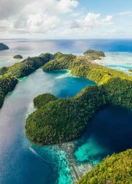 Siargao,Filipinler'de Sugba lagünü. Dron ile çekilen havadan çekilmiş