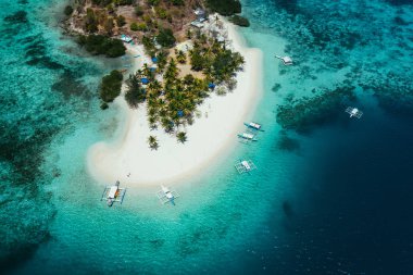 Filipinler, Coron eyaletinde Pass adası. Havadan çekilmiş