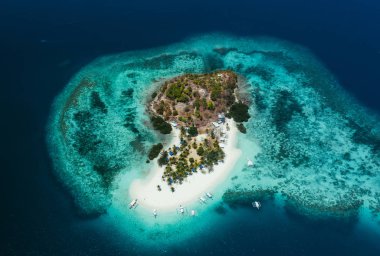 Filipinler, Coron eyaletinde Pass adası. Havadan çekilmiş