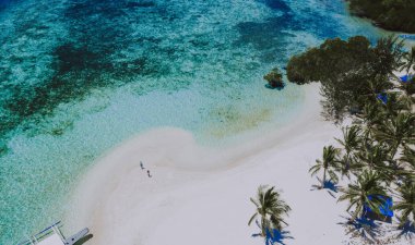 Çift güzel bir uzak tropik adada zaman harcama