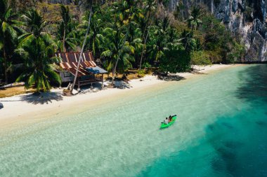 Çift Coron plaj önünde kano zaman zevk. Co