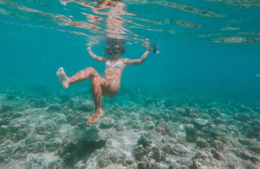 Su altında yüzen kadın. Tatil ve doğa hakkında kavram. S