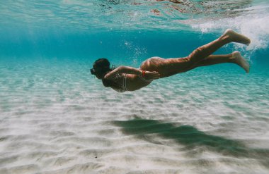 Su altında yüzen kadın. Tatil ve doğa hakkında kavram. S