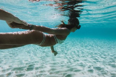 Çift Coron plaj önünde zaman zevk. Kavram ab