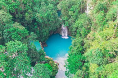 Cebu'daki masmavi Kawasan şelalesi. t üzerinde ana cazibe