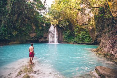 Cebu'daki masmavi Kawasan şelalesi. t üzerinde ana cazibe