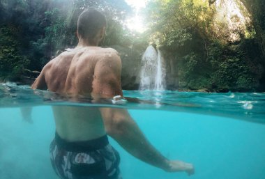 Cebu'daki masmavi Kawasan şelalesi. t üzerinde ana cazibe