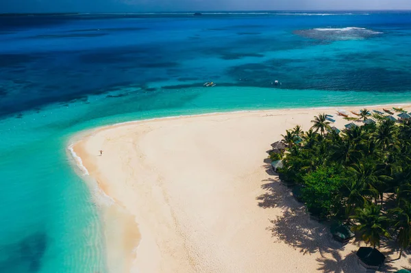 Daku isola vista dal cielo. Uomo rilassante prendendo il sole sul th — Foto Stock