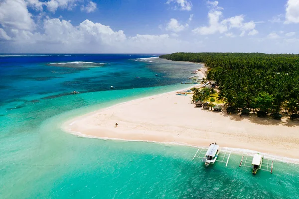 Daku isola vista dal cielo. Uomo rilassante prendendo il sole sul th — Foto Stock