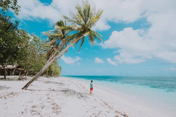 Homem de pé na praia e desfrutar do lugar tropical com um — Fotografia de Stock