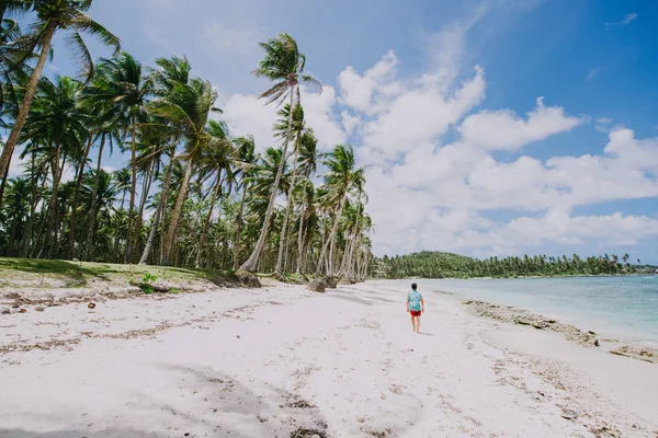 Man standing on the beach and enjoying the tropical place with a — Stock Photo, Image