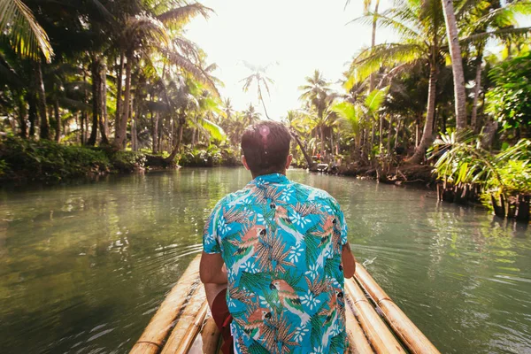 Palmendickicht auf den Philippinen. Konzept über Fernweh — Stockfoto