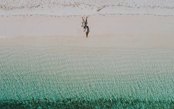 Pareja pasar tiempo en una isla tropical remota beutiful en el —  Fotos de Stock