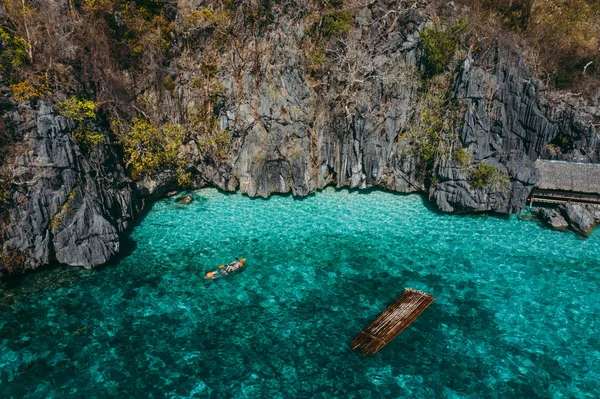 Hombre kayak en la laguna gemela entre las rocas y los pescadores —  Fotos de Stock