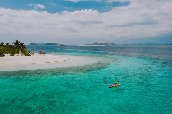 Couple spending time on a beutiful remote tropical island in the — Stock Photo, Image