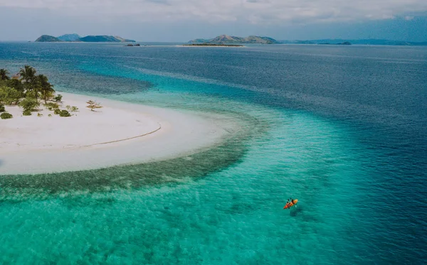 Couple passe du temps sur une magnifique île tropicale reculée dans le — Photo