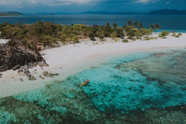 Couple passe du temps sur une magnifique île tropicale reculée dans le — Photo