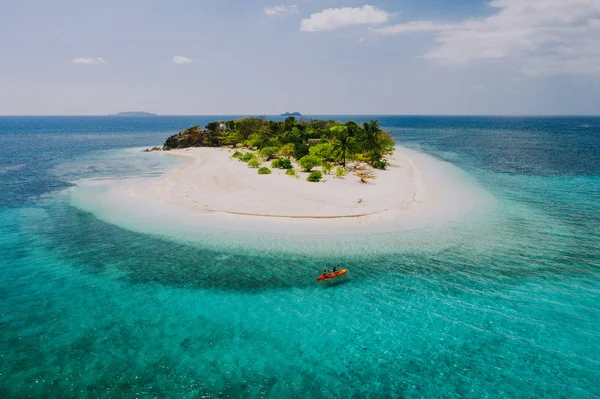 Pár trávení času na krásném odlehlejších tropických ostrovech v — Stock fotografie