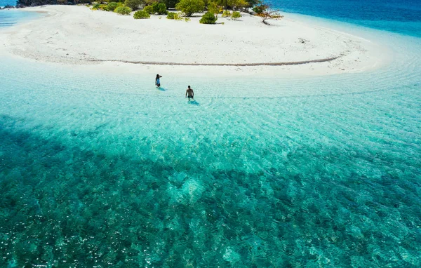 Couple spending time on a beutiful remote tropical island in the — Stock Photo, Image