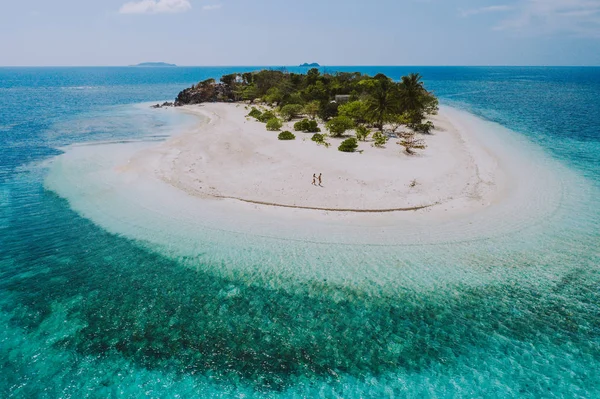 Couple passe du temps sur une magnifique île tropicale reculée dans le — Photo