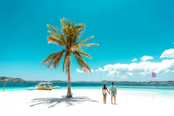 Пара проводить час на чудовому віддаленому тропічному острові в — стокове фото