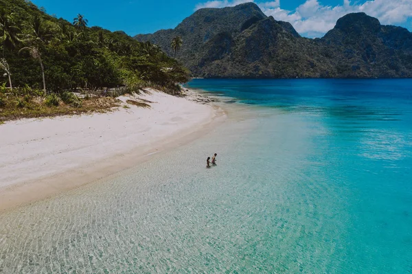 Couple enjoying time  in front of the beach in Coron. Concept ab — Stock Photo, Image