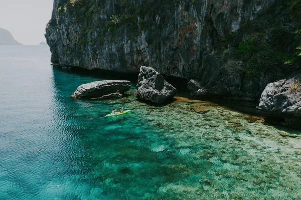 Пара наслаждается морем на байдарках перед пляжем в Короне. Со — стоковое фото